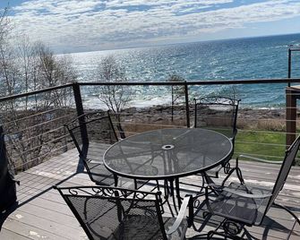Surrounded by Superior! Stunning condo with 270 degrees of Lake Superior - Two Harbors - Balkón