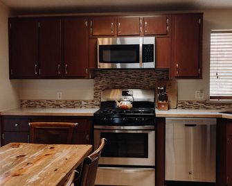 3 Bedroom, 2 Bath, Wifi, Tv, Wash And Dryer, Kitchen Stocked, Linens And Laundry - Williams - Kitchen