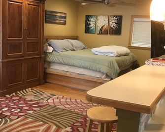 180' Views of the bluff, Main Street, and a bit of the Harbor!!! - Harbor Springs - Bedroom