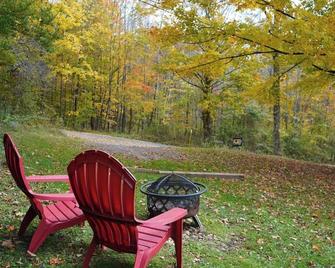 Groovy Chalet: Cool Mid-Century Catskill Mountain Digs! - Margaretville - Патіо