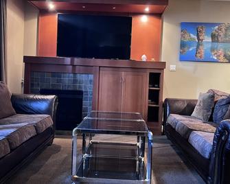 Beach House Mega-Suite#22 At Park Sands Beach Resort- Near Water - Parksville - Living room