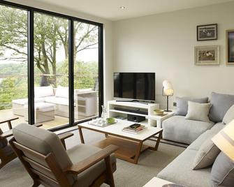 Treehouse Hotel - Aspinall Foundation - Hythe - Living room