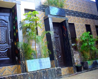 Free Breakfast, Free Wifi, Free Laundry, Free Airport Pickup - Kampala - Building