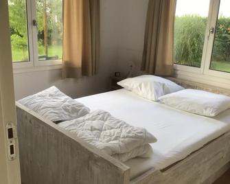 Spend the night on the water in Tiny House / Trekkershut Comfort / Mini Bungalow - Leiden - Bedroom