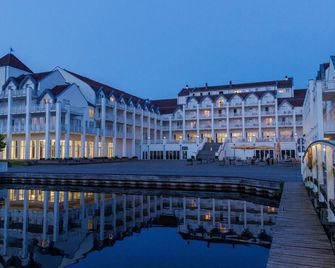 Cozy Holiday Home with Wood Burning Stove near Water - Kleinzerlang - Bâtiment