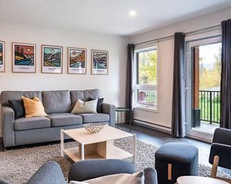 Granite Ridge Condo By Revelstoke Vacati - Revelstoke - Living room