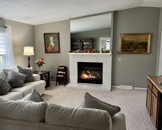 3BR/2BA Beauty near TBK sports complex. Right off I74, close to everything! - Bettendorf - Stue
