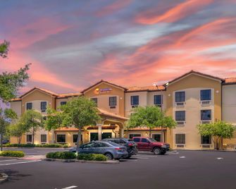 Comfort Inn & Suites Northeast - Gateway - סנט פיטרסברג - בניין