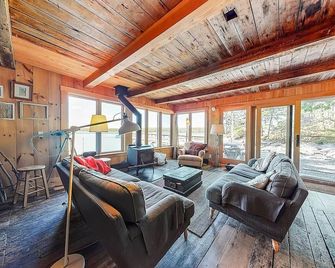 Historic Boathouse over Water, Stunning View, Private Pier + Dock + Mooring - Wiscasset - Sala de estar