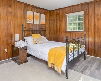 Bloomingfarmsstay,sleeps 9,gameroom,firepit,grill - Concord - Sypialnia
