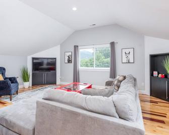 Fantastic upper apartment with fast WiFi, full kitchen, firepit & central AC - Swannanoa - Living room