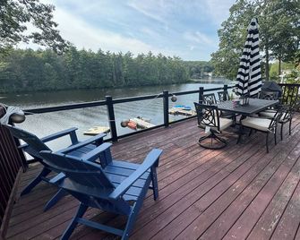 Relax by the Lake - Cozy Lakefront Retreat with Scenic Views - Charlton - Balcón