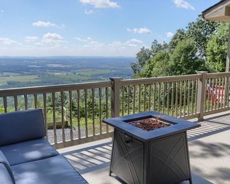 Romantic Getaway, Breathtaking View on Blue Mountain/Appalachian Trail w/hot tub - Bethel - Balcón