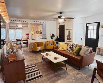 Eclectic 3 Bedroom Lake Wandawega Cabin - Elkhorn - Living room