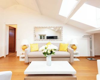 Elegant 1-Br apartment 3 minutes from la Croisette - Cannes - Olohuone