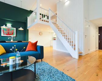 Spacious West Hampstead Apartment with mezzanine bedroom by Concept Apartments - London - Living room