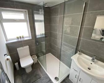 Comfy 2 Bed flat, parking, quick walk to the beach. - Denbigh