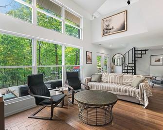 Treehouse Loz - Seclusion For 6 - Sunrise Beach - Living room
