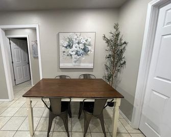 Dashing and Clean- 2 Bedroom Duplex - Ada - Essbereich