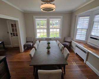 Historic Mayor's Manor | 2 King Beds - Sanford - Essbereich