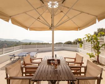 Armamento Villa - Скіатос - Патіо