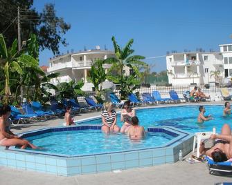 Mariana Hotel - זאקינתוס (עיר) - בריכה