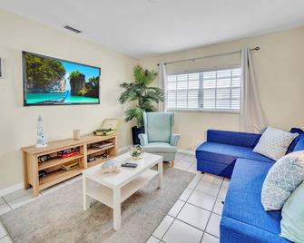 Charming 2BR Oasis with 2 Parking Spaces - Homestead - Pokój dzienny