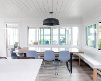 Modern Lakefront Gun Lake Cottage Near Bay Pointe Inn - Shelbyville - Comedor