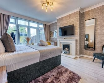 Elegant 5 Bed House - Sleeps 9, Central Solihull, Nec, Jlr, Hs2, Resorts World, Airport Business And Leisure Stays, - Solihull - Bedroom