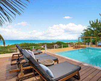 Villa Oceania: 5-Star Oceanfront 5BR Luxury Villa with Infinity Pool - Moss Town - Alberca