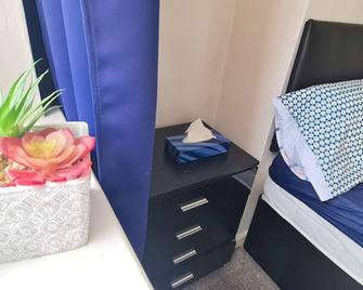 Room 1 -Double Room - Wifi - 2 minute walk to Iver Station - Iver
