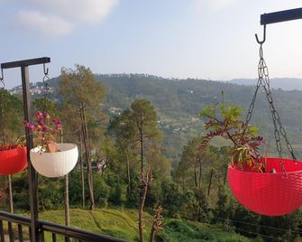 Wood Castle Luxury Home Stay - Rānikhet - Balcony