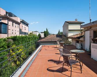 Studio Apartment Civico22 - Mans 1 with Terrace, A/C & Wi-Fi - Peschiera del Garda - Balcón