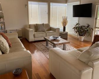 Jan Juc Beach Break - Sun, Sand & Surf - Torquay - Living room