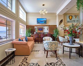Sophisticated Stay Overlooking Scenic Views, 2 Rooms l Close to Attractions - Oban - Salónek