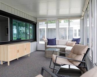 Modern Lakefront Gun Lake Cottage Near Bay Pointe Inn - Shelbyville - Sala de estar