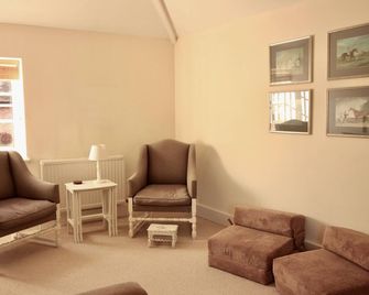 Detached Luxury Gatehouse in rural surroundings on a small country estate - Englefield Green - Living room