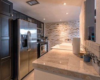 Villa Laurel - פאלם ספירנגס - מטבח