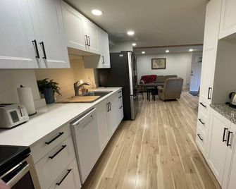 Cozy, clean, deluxe 1-bdrm apt on a goat farm at the Olympic Peninsula gateway! - Poulsbo - Cocina