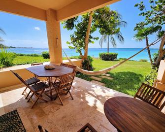 4 Bedroom Beachfront Villa with Beach, Pool and Ocean direct access. - Puerto Aventuras - Patio