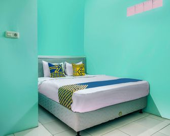 OYO Life 1889 Mbuahpage - Karawang - Bedroom