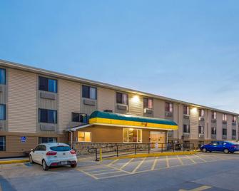 Super 8 by Wyndham Iowa City/Coralville - Coralville - Rakennus