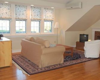 Stunning Studio with Harbor Views - Downtown Historic District - Bristol - Huiskamer