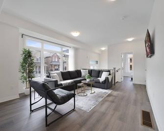 Serene Stays - Pickering (5 Beds, 2.5 Baths, 4 Parking) - Pickering - Sala de estar
