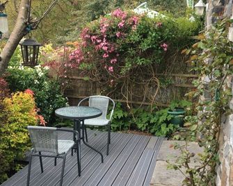 honeysuckle lodge 1 bed nestled in woodland area - Neath - Innenhof