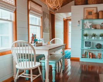 Insta-worthy Couples Retreat: Perfect for romantic getaway! - Old Lyme - Comedor