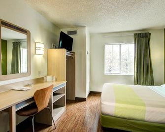 Super 8 by Wyndham Aurora East - Aurora - Camera da letto