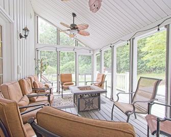 Large Luxury Family Home Near Five Colleges. The TOP short term rental in area! - Hadley - Living room