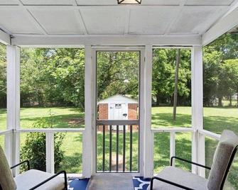 Noda Home w Yard Perfect For Digital Nomads 250 Mbps Fiber! - Charlotte - Balcony