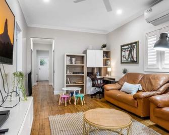 Charming 3BR Queenslander with Backyard and Play Area - Brisbane - Living room